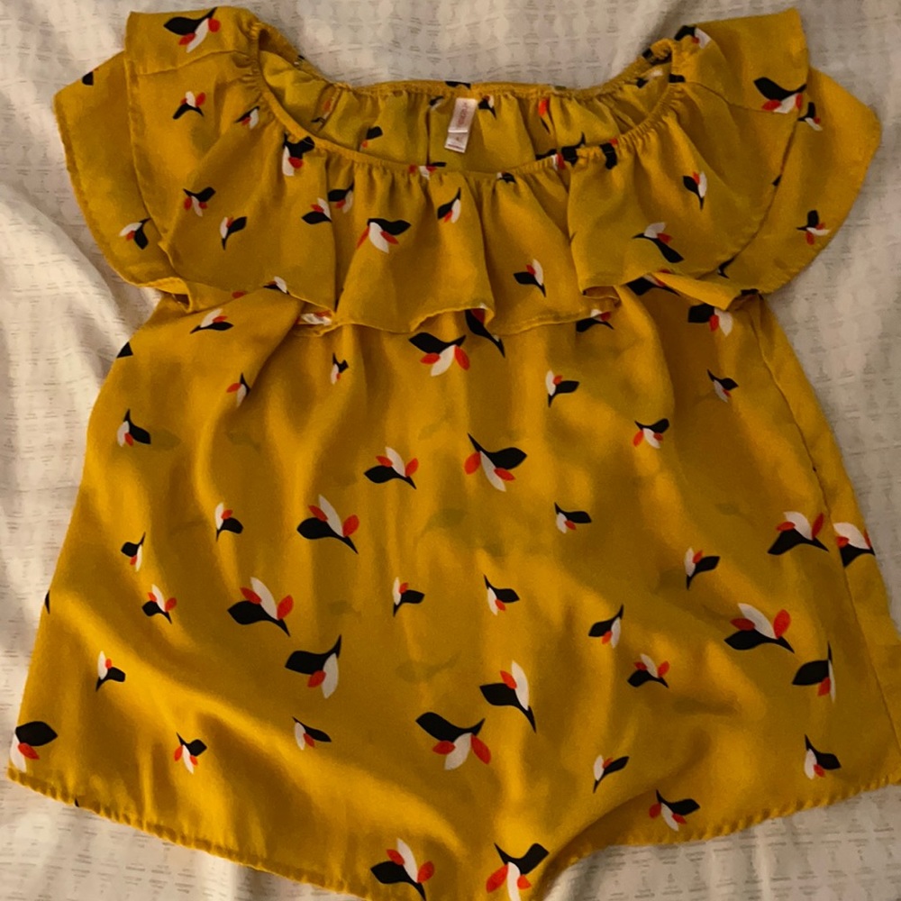 Cute yellow top